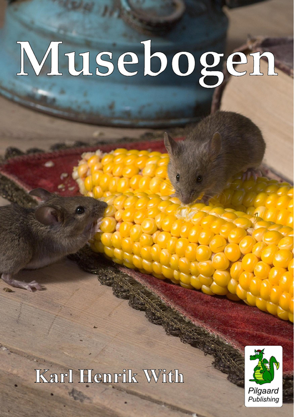 Karl Henrik With - Musebogen - Foto af to mus der spiser af et par majskolber på et bord.